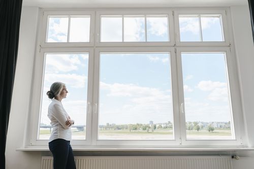 Helles Büro mit großer Glasfläche