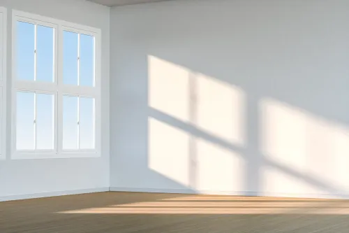 Sonnenlicht fällt in ein Wohnzimmer