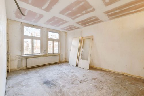 Heller Raum mit großem Fenster