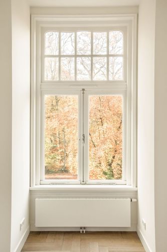 Blick durch eine Glastür nach draußen